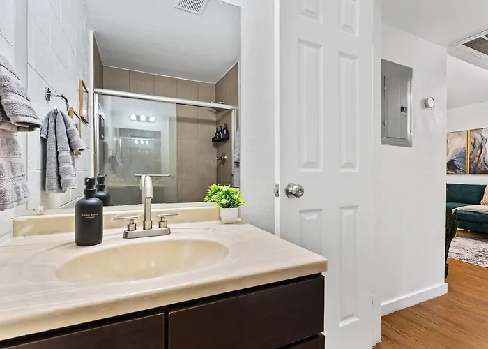Near Asu & Dt With Pool & Free Parking Tempe